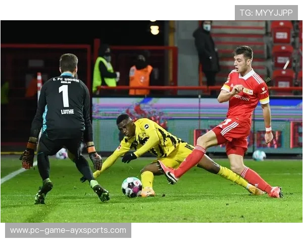 曼联定位球形成机会，拉什福德空中一挑得手